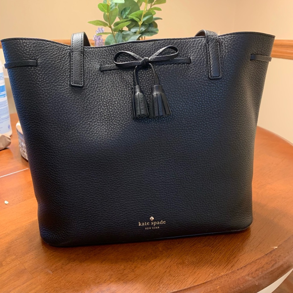 Tote bag fully intact. Comes with duster bag.